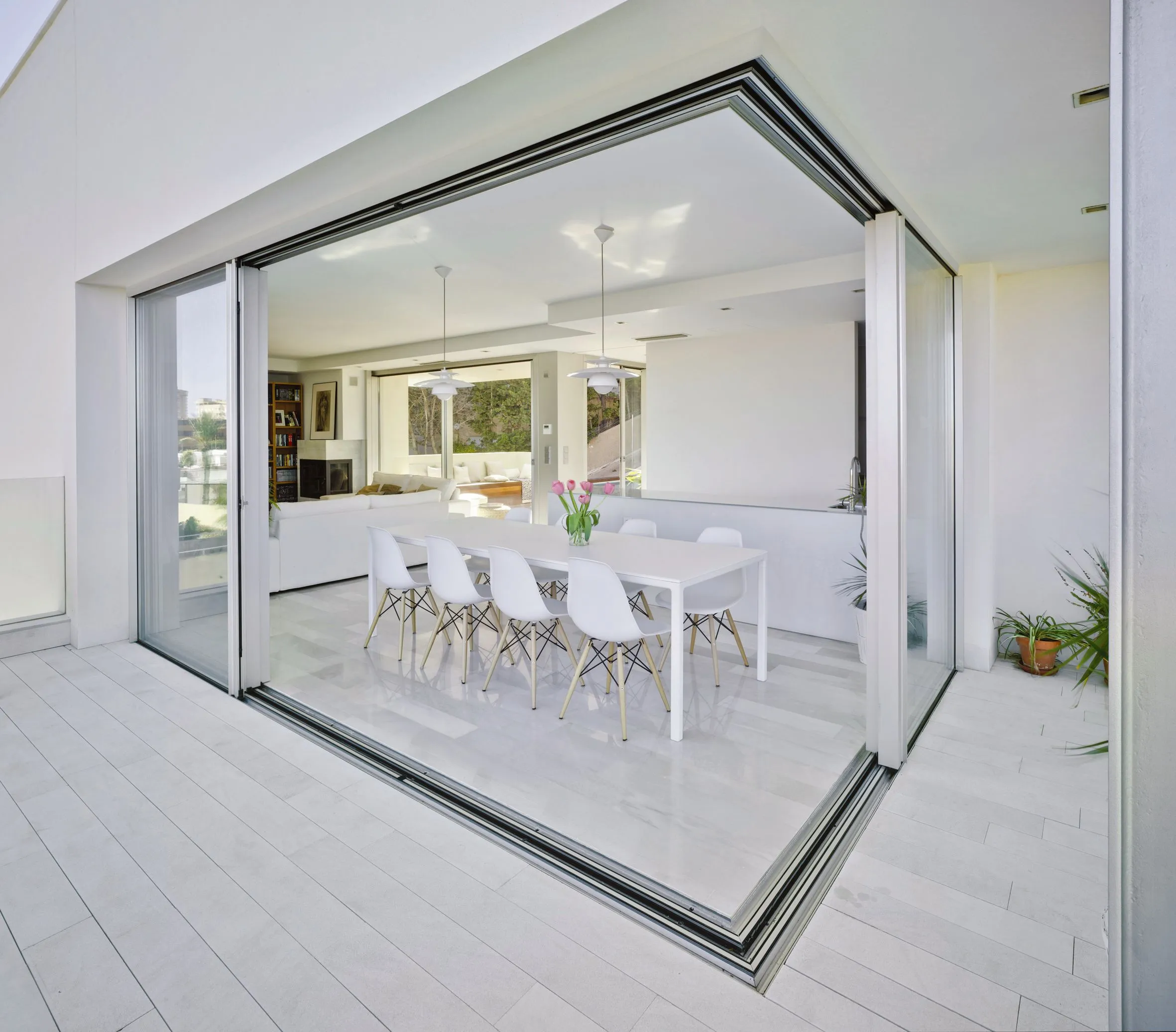 Open 90-degree corner with no corner post, looking into a white dining room